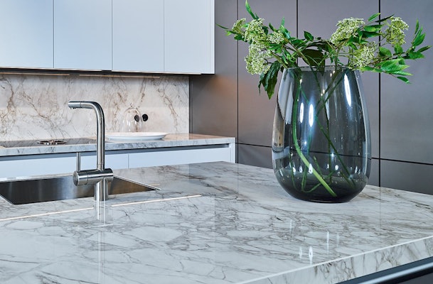 Dekton bergen - glanzende marmerlook keukenbladen.