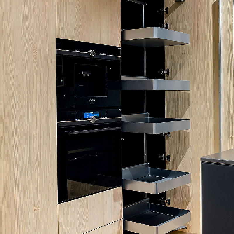 Houten kastenwand in dennennatuur