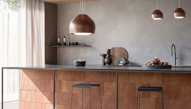 Koperen design afzuigkappen boven een keukeneiland tonen materiaal en afwerking