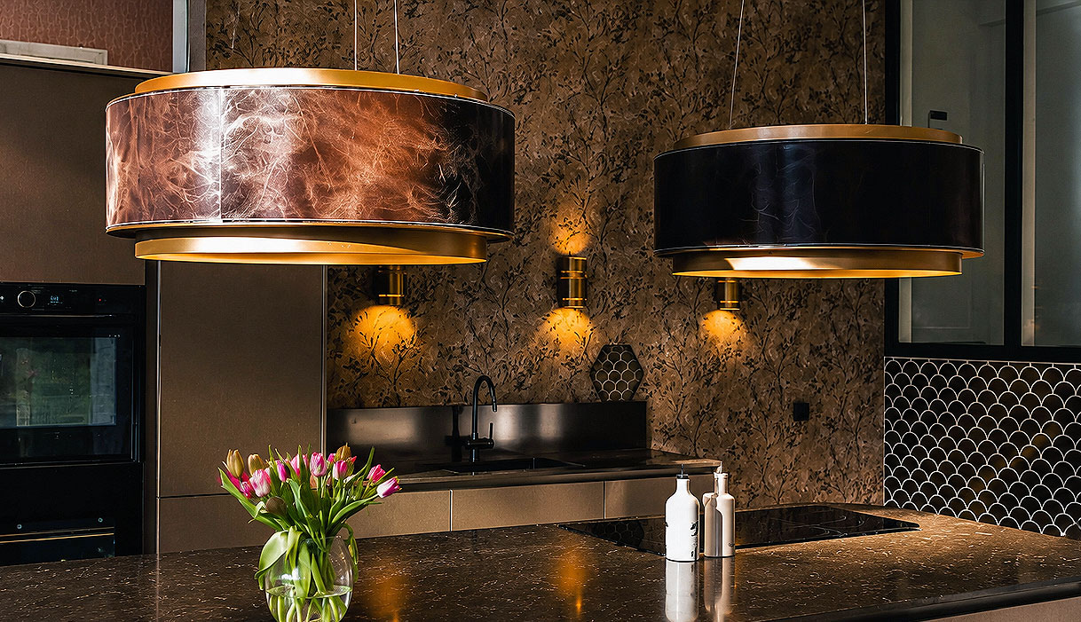 Twee Wave design afzuigkappen met luxe afwerking als blikvanger boven een kookeiland