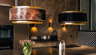 Twee Wave design afzuigkappen met luxe afwerking als blikvanger boven een kookeiland