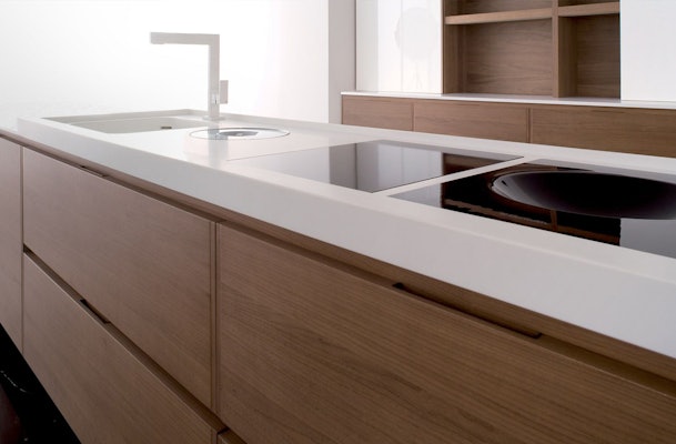 Design keuken met maatwerk wit keukenblad.