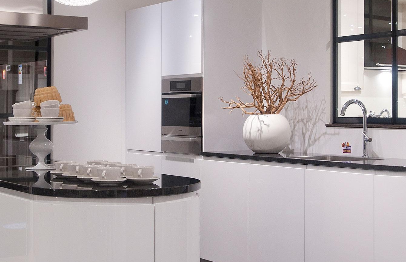 Design keuken met zwart granieten keukenbladen