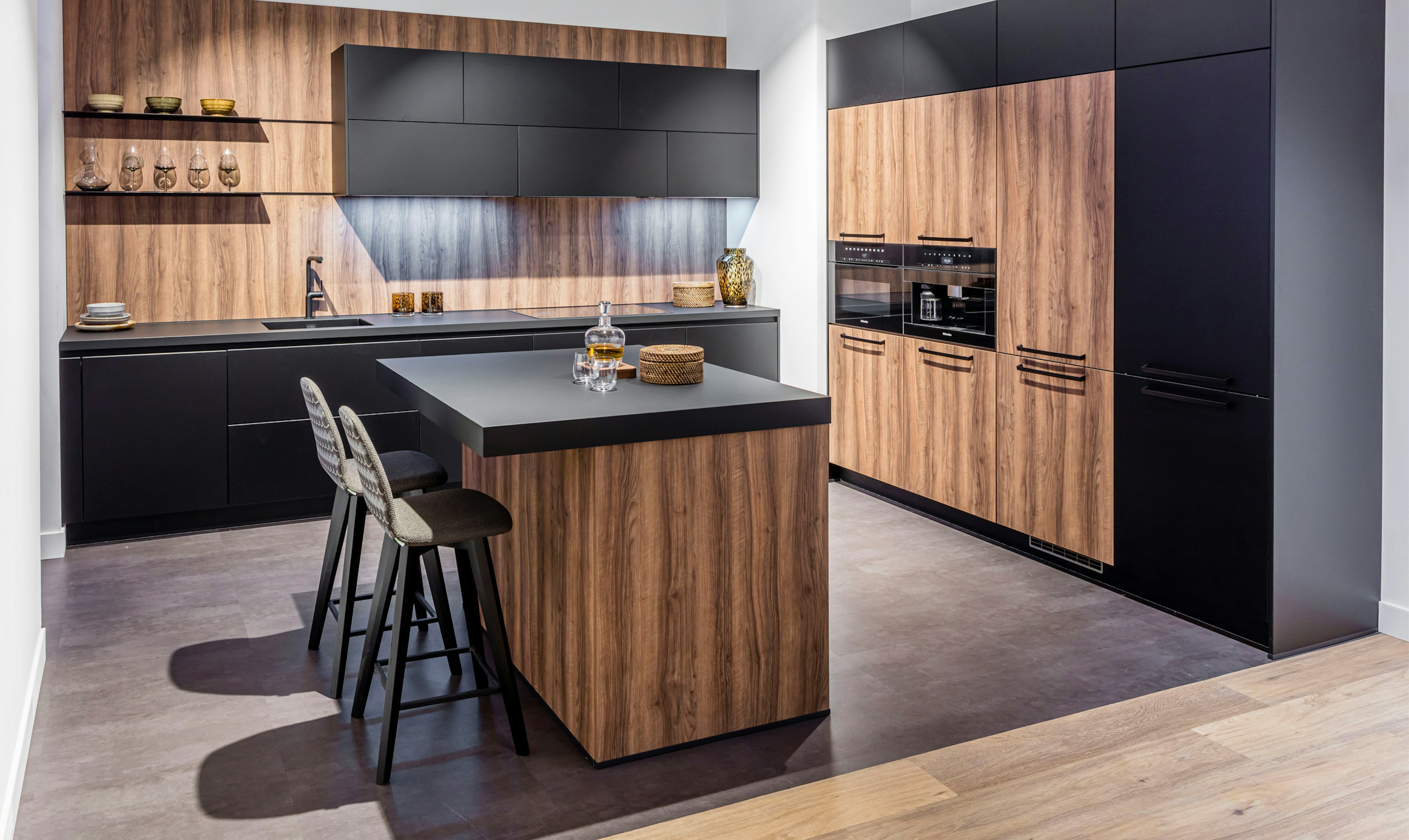 Design keuken met moderne houtnerf.