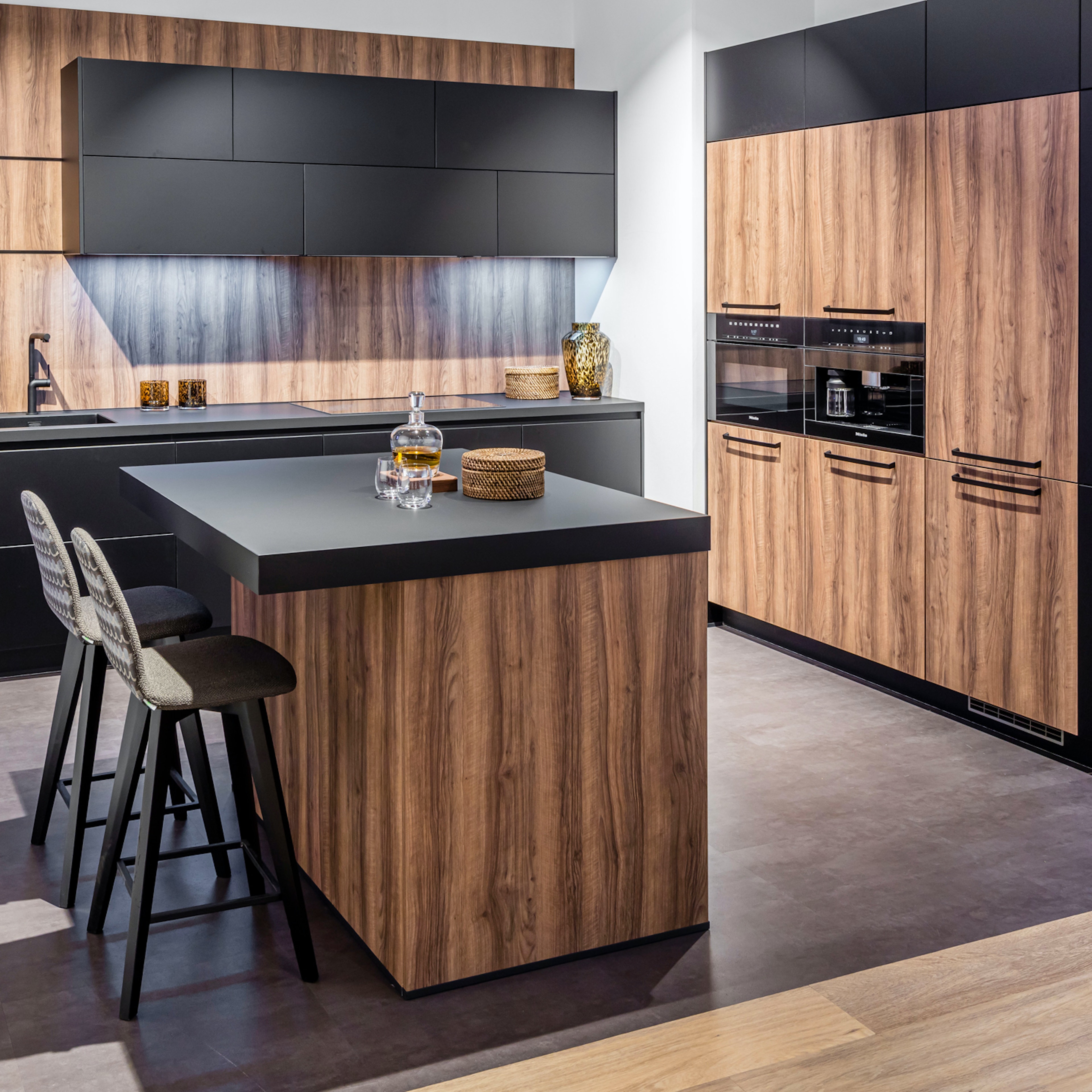 Design keuken met moderne houtnerf.