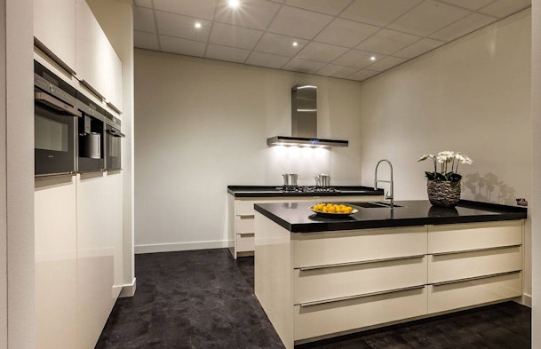 Hoogglans opstelling met donker werkblad