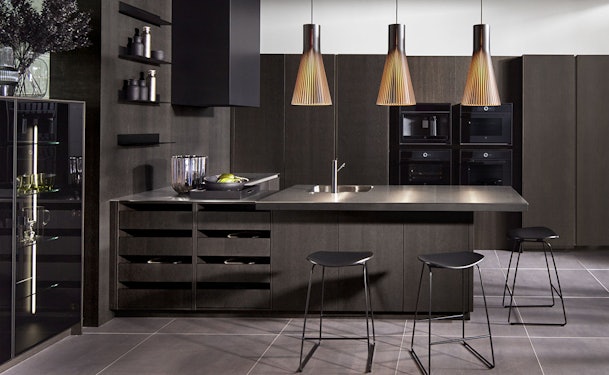 Design keuken op maat met hoge keukenkasten.
