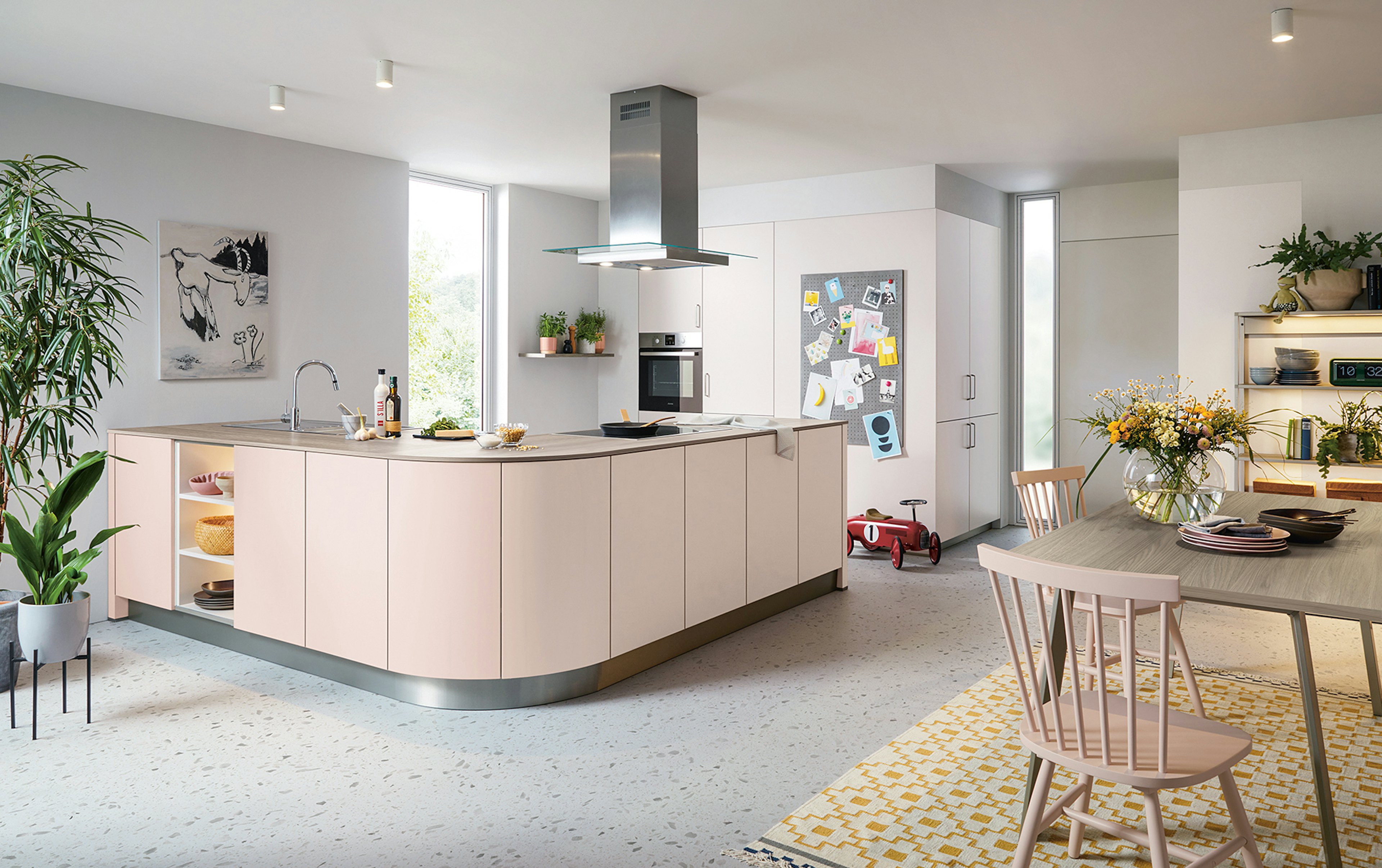 Design keuken in de kleuren zachtroze en mosselwit.