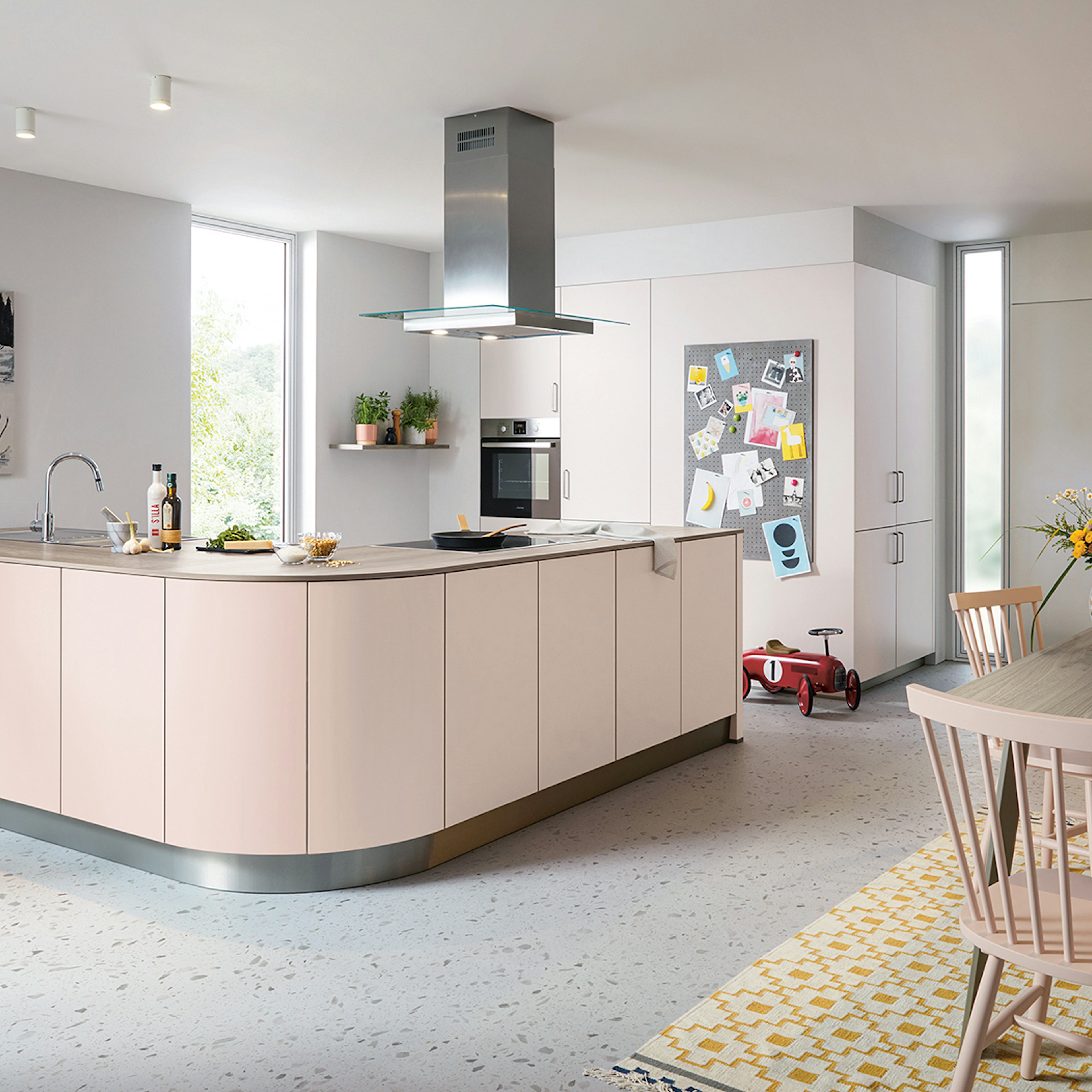Design keuken in de kleuren zachtroze en mosselwit.
