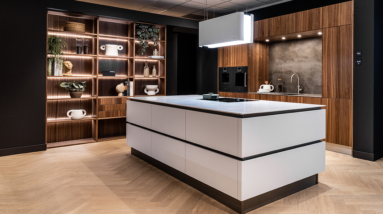 Design woonkeuken met hoogglans kookeiland