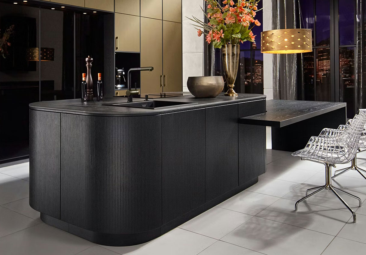 Design kookeiland met afgeronde vormen, zwart front en luxe werkblad in moderne keuken