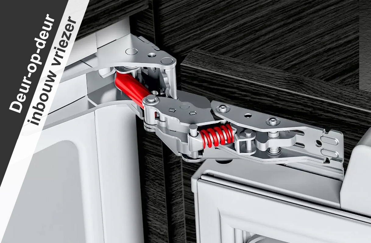 Scharniermechanisme van een deur-op-deur inbouw vriezer voor directe koppeling met de keukendeur