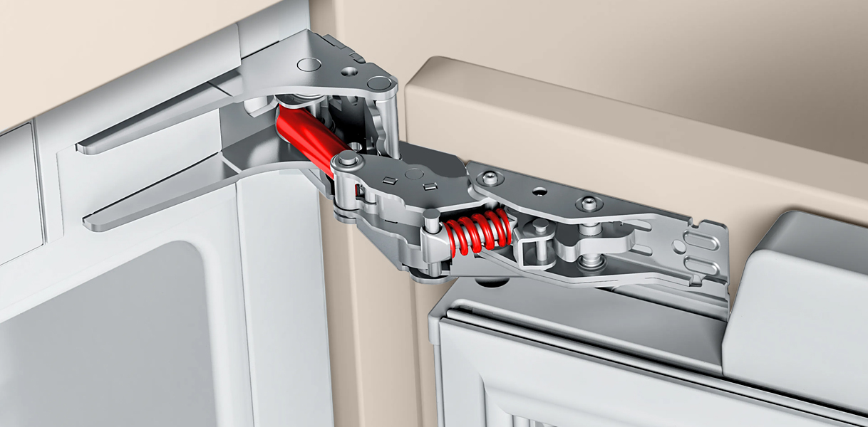Deur-op-deur scharniermechanisme van een inbouw koelkast met direct bevestigd keukenfront.