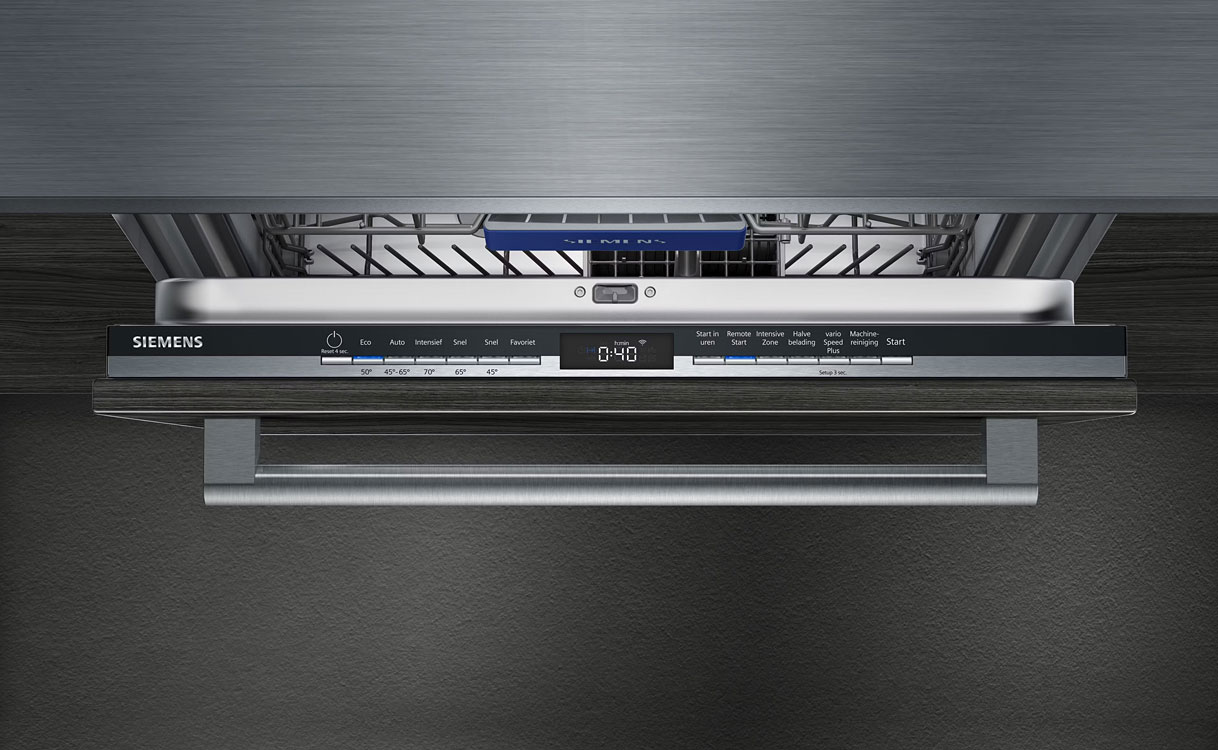 Siemens inbouw vaatwasser met deur-op-deursysteem waarbij het frontpaneel direct vast zit op de vaatwasserdeur