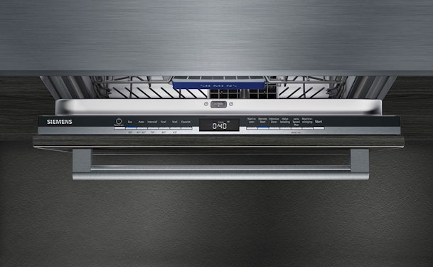 Siemens inbouw vaatwasser met deur-op-deursysteem waarbij het frontpaneel direct vast zit op de vaatwasserdeur