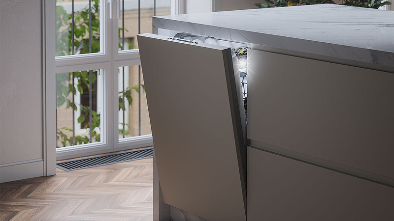 ATAG's push-to-open functie opent de vaatwasserdeur met een lichte duw op het bovenste deel van deur.