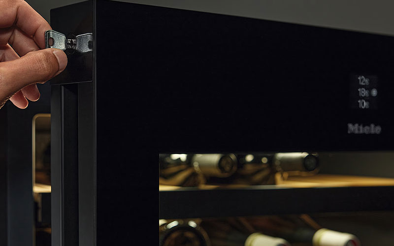 Miele wijnklimaatkast met geïntegreerd deurslot voor veilige opslag van exclusieve wijncollecties