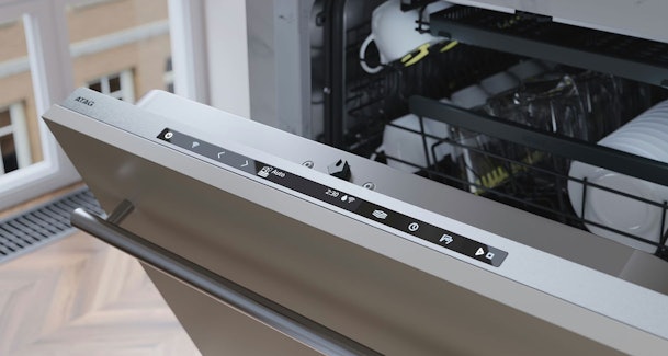 ATAG inbouw vaatwasser met geopende deur die het deursysteem en de binnenkant van de vaatwasser toont