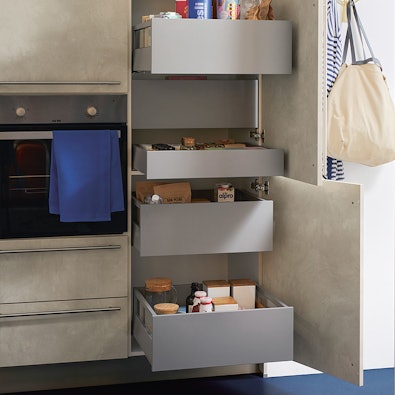 Diepe keukenkast met uittrekbare lades.