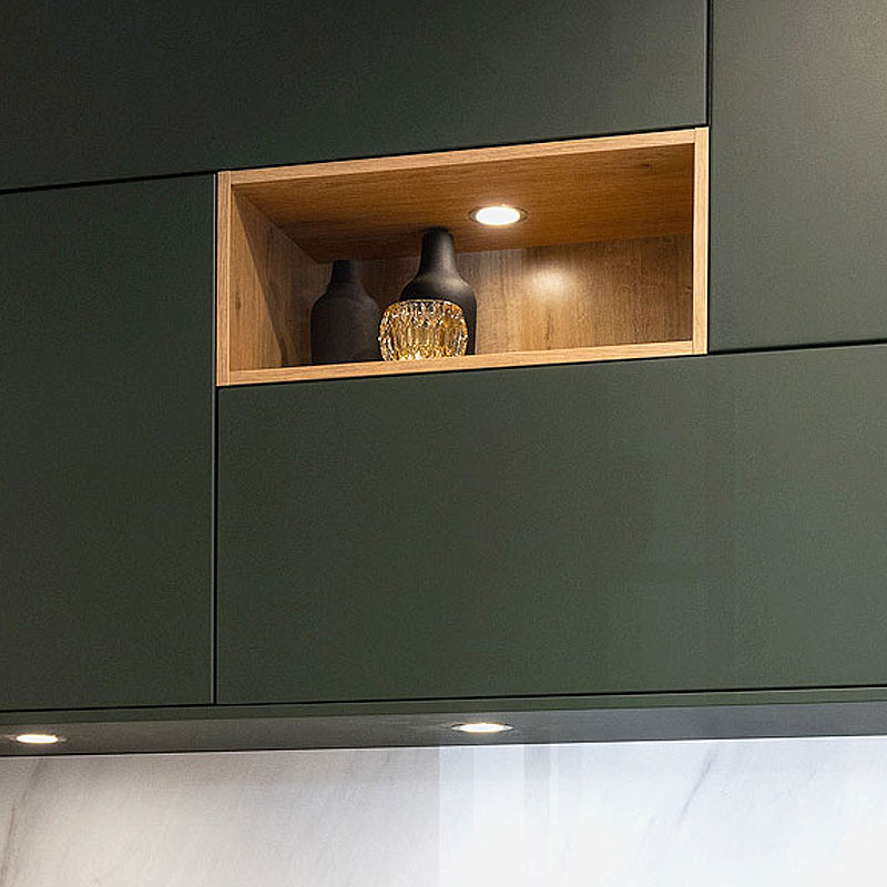 Diepgroene fronten met open houten vakken