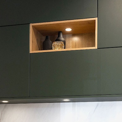 Diepgroene fronten met open houten vakken