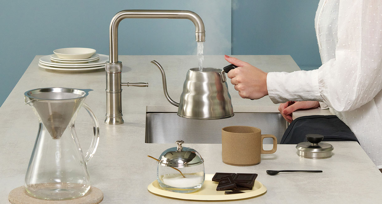 Quooker 3-in-1 kraan die direct kokend water levert voor het vullen van een theepot in de keuken