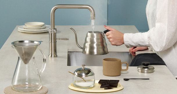 Quooker 3-in-1 kraan die direct kokend water levert voor het vullen van een theepot in de keuken