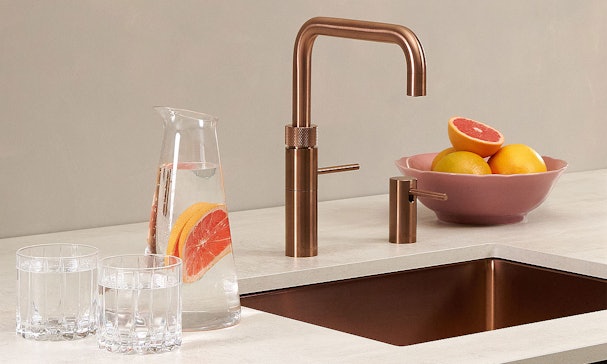 5-in-1 Quooker kraan met CUBE die gekoeld en bruisend gefilterd drinkwater levert in de keuken