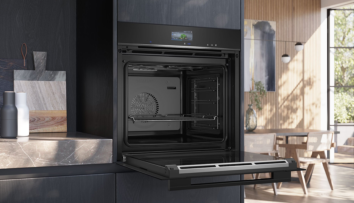 Moderne oven geopend in keukeninterieur