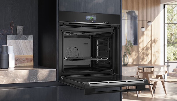 Moderne oven geopend in keukeninterieur