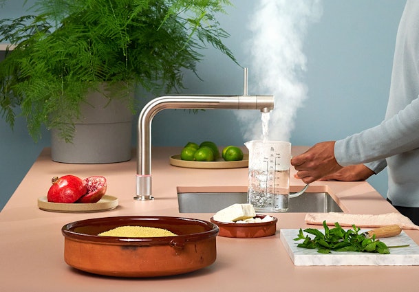 Quooker PRO3 kraan in gebruik door een klein huishouden voor het tappen van kokend water