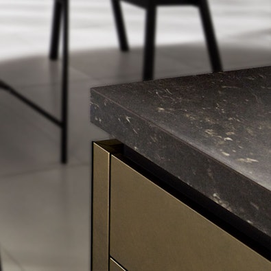 Donker werkblad met bronsfront in luxe afwerking.