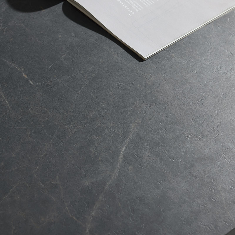 Donker werkblad in natuursteenlook met matte afwerking