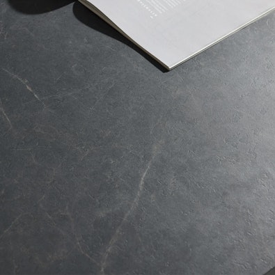 Donker werkblad in natuursteenlook met matte afwerking