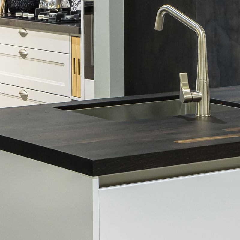 Donker werkblad van massief hout