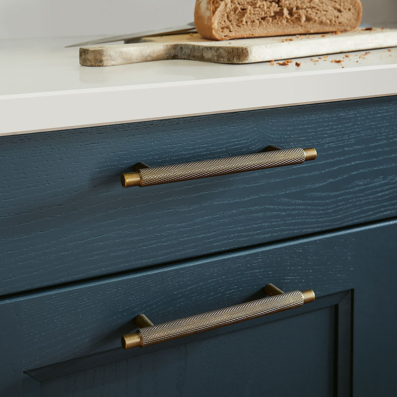 Donkerblauwe fronten met edele messinggrepen