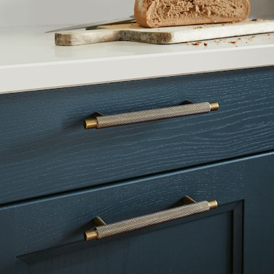 Donkerblauwe fronten met edele messinggrepen