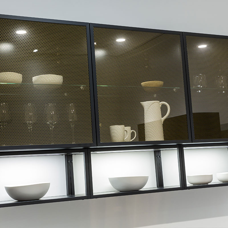 Donkere glasdeuren met een honingraat design