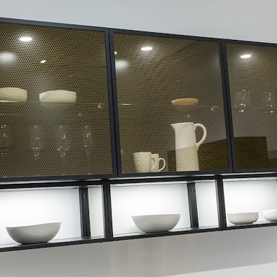 Donkere glasdeuren met een honingraat design