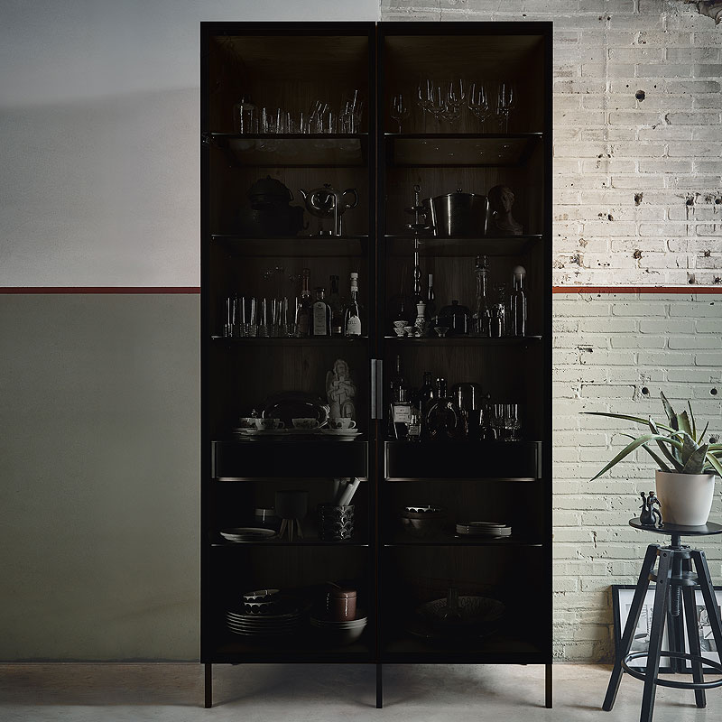 Donkere glazen deuren vitrinekast