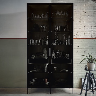 Donkere glazen deuren vitrinekast