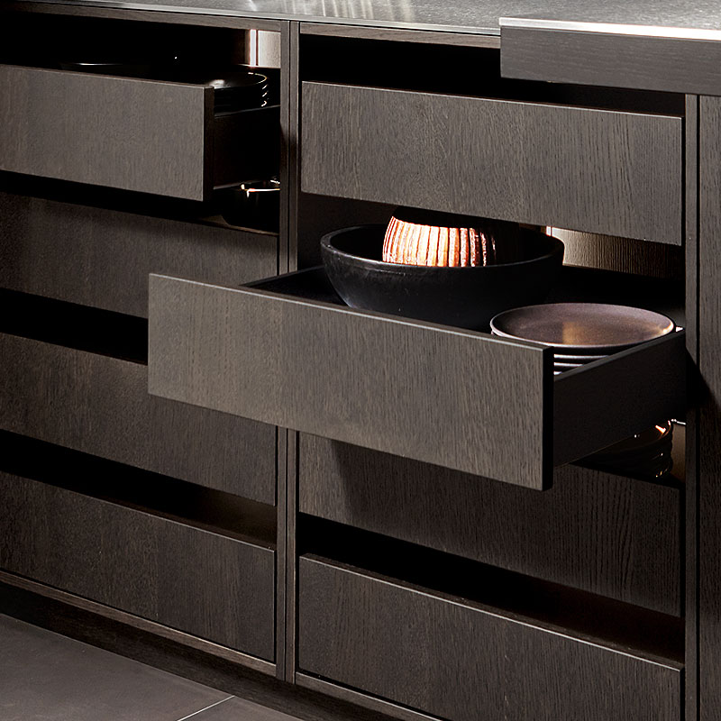 Donkere houten lades met verfijnde afwerking en strakke belijning.