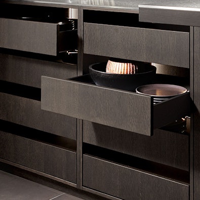 Donkere houten lades met verfijnde afwerking en strakke belijning.
