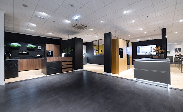 Bij alle keukens in onze keukenshowroom kunnen ook in zwart of een andere donkere kleur worden uitgevoerd.