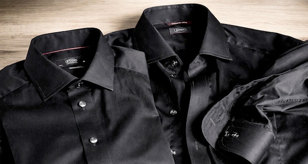 Zwarte overhemden netjes gevouwen geschikt voor programma donkere kleding