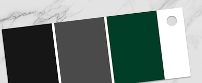 Kleurenstalen van donkere keukenfronten in zwart, antraciet en donkergroen.