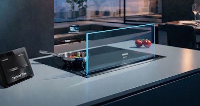 Downdraft afzuiging uitgeschoven naast inductiekookplaat in modern kookeiland