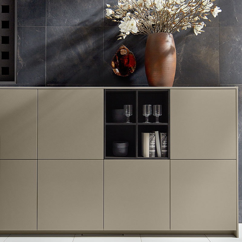 Dressoir in matlak kwartsgrijs met open nis.