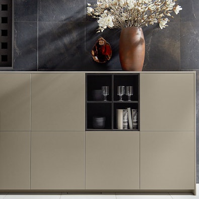 Dressoir in matlak kwartsgrijs met open nis.