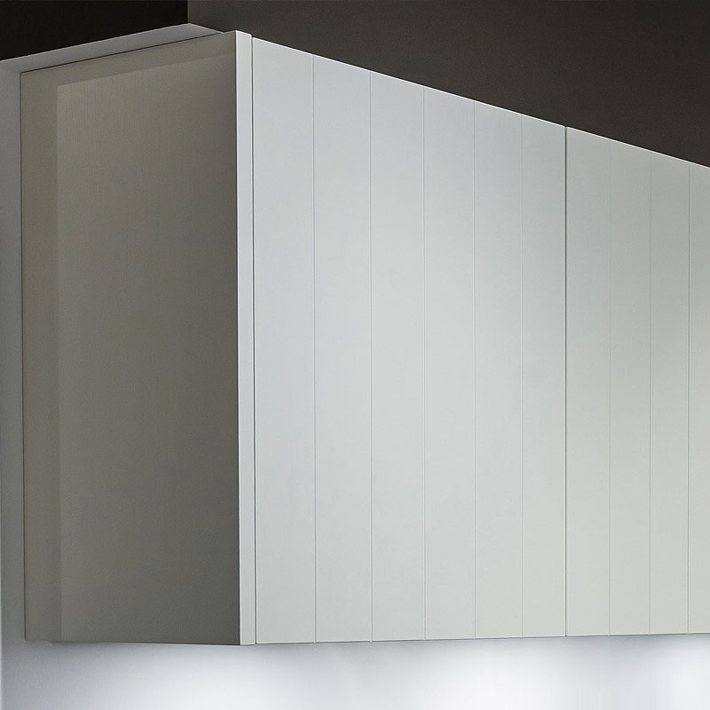 Drie hoge hangkasten